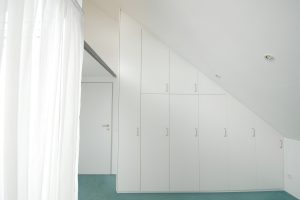 Einbauschrank in Dachschräge